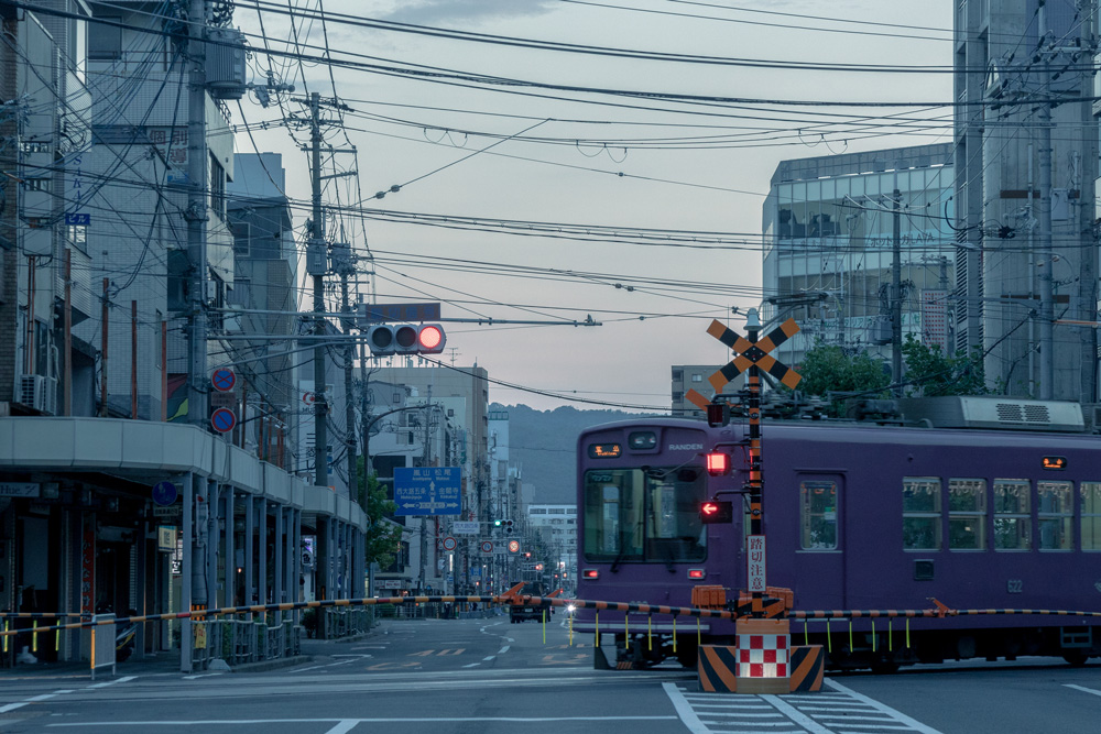 早朝の街に響く / 京都市右京区